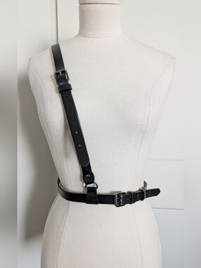 NWOT BCBG Maxazria Bonded Leather Buckle Harness Shoulder Strap Black Belt Small